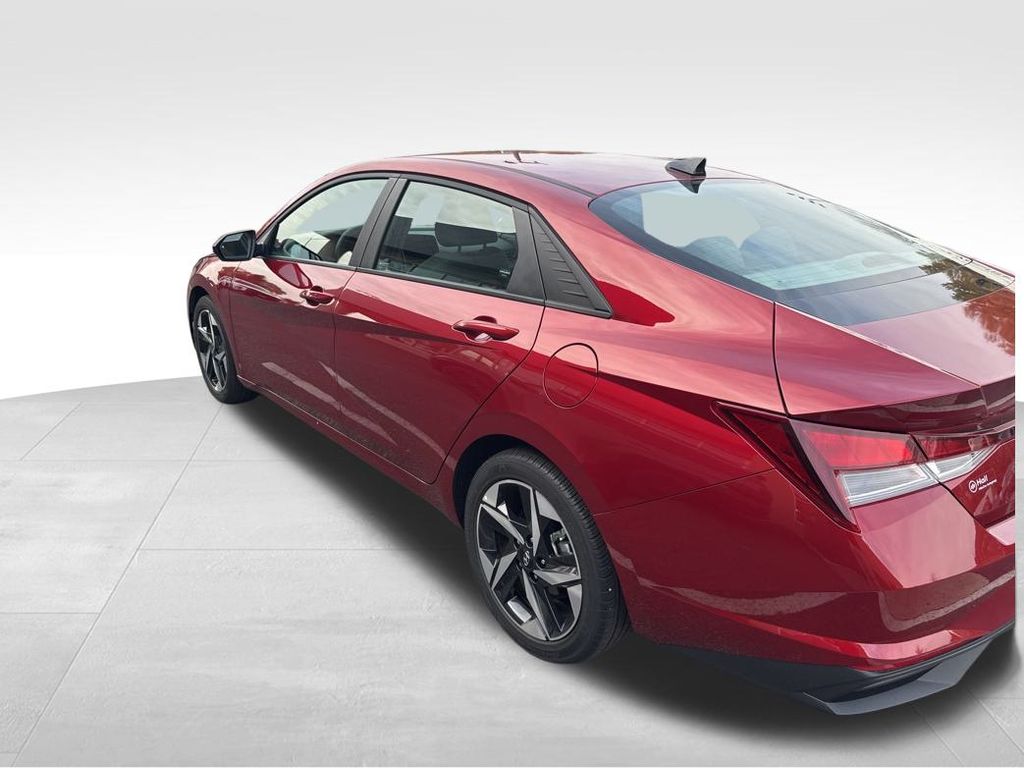 2023 Hyundai Elantra SEL photo 3