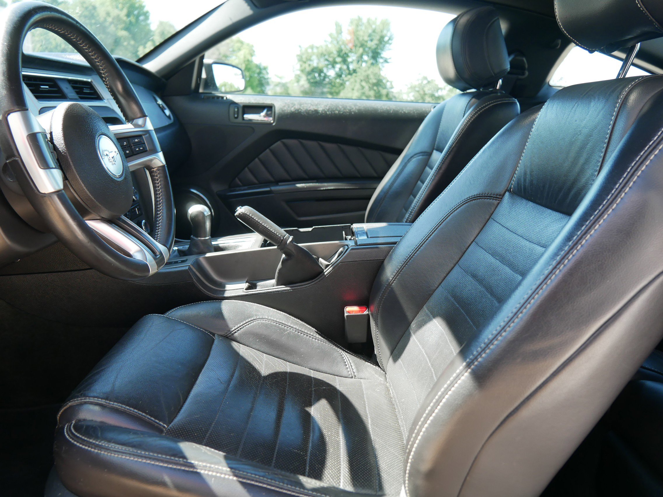 2014 Ford Mustang V6 Premium photo 9