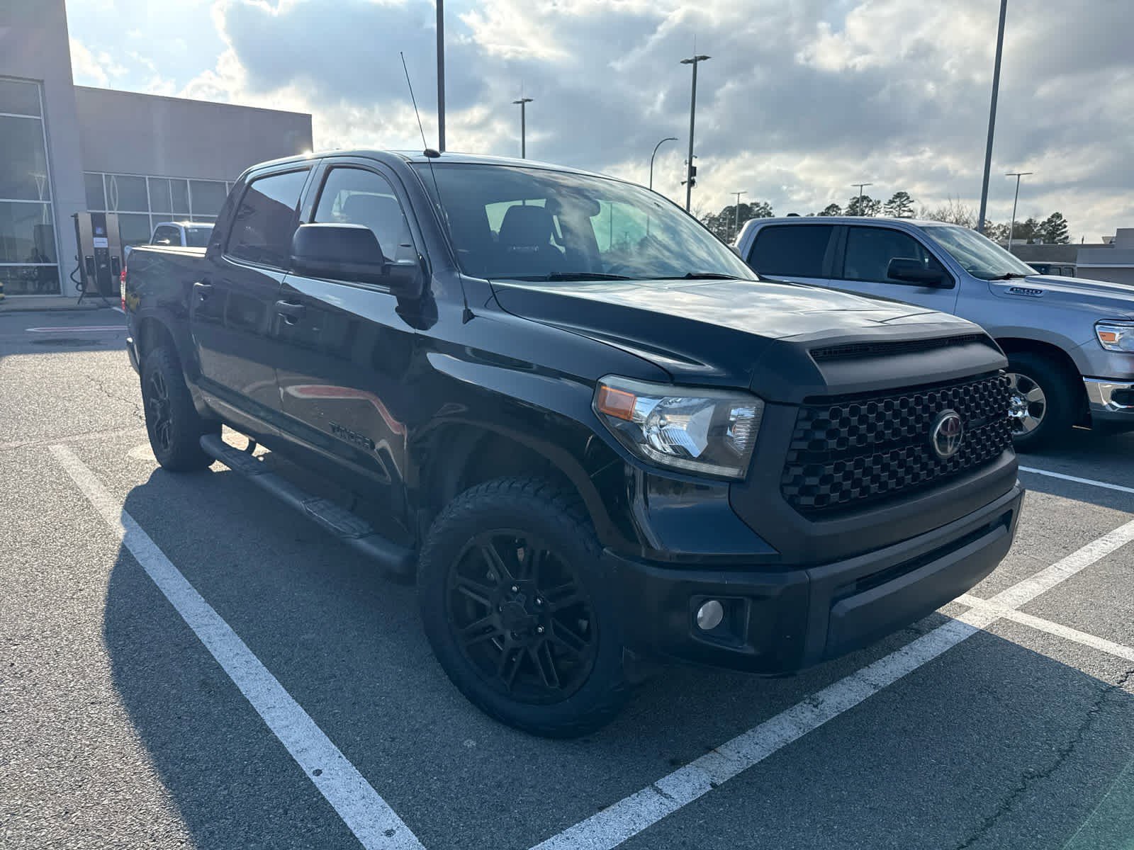Used 2018 Toyota Tundra SR5 with VIN 5TFEM5F10JX129680 for sale in Little Rock