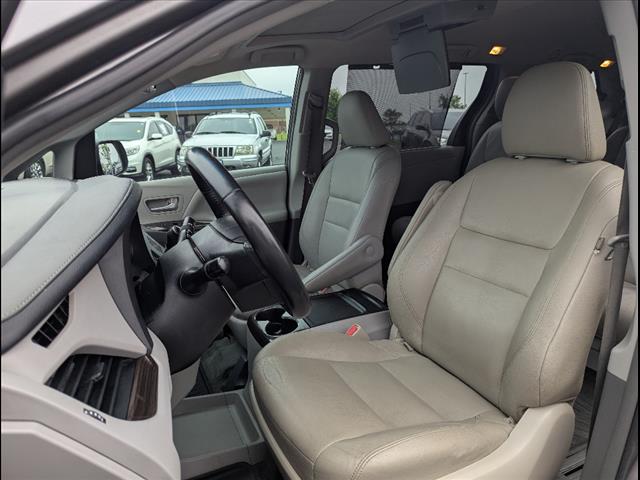 2016 Toyota Sienna XLE photo 3