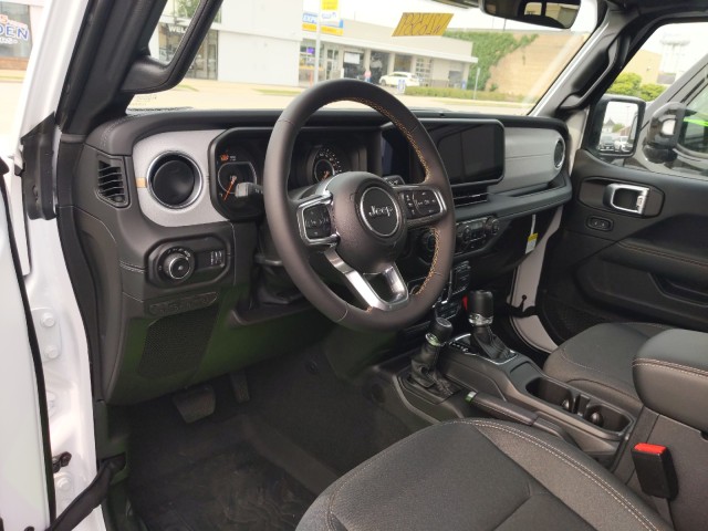 2024 Jeep Wrangler Sahara photo 14