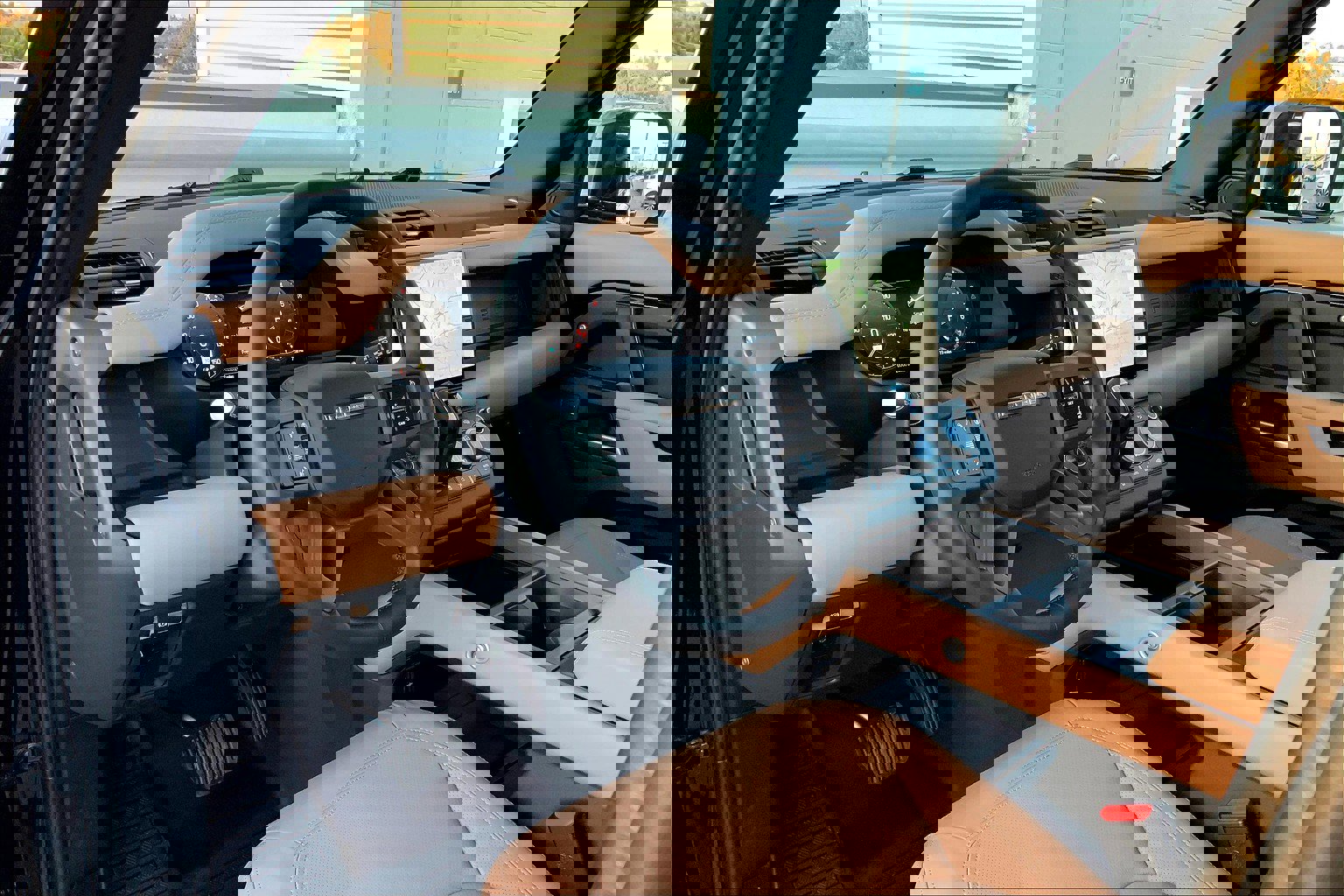 2025 Land Rover Defender 130 S photo 3