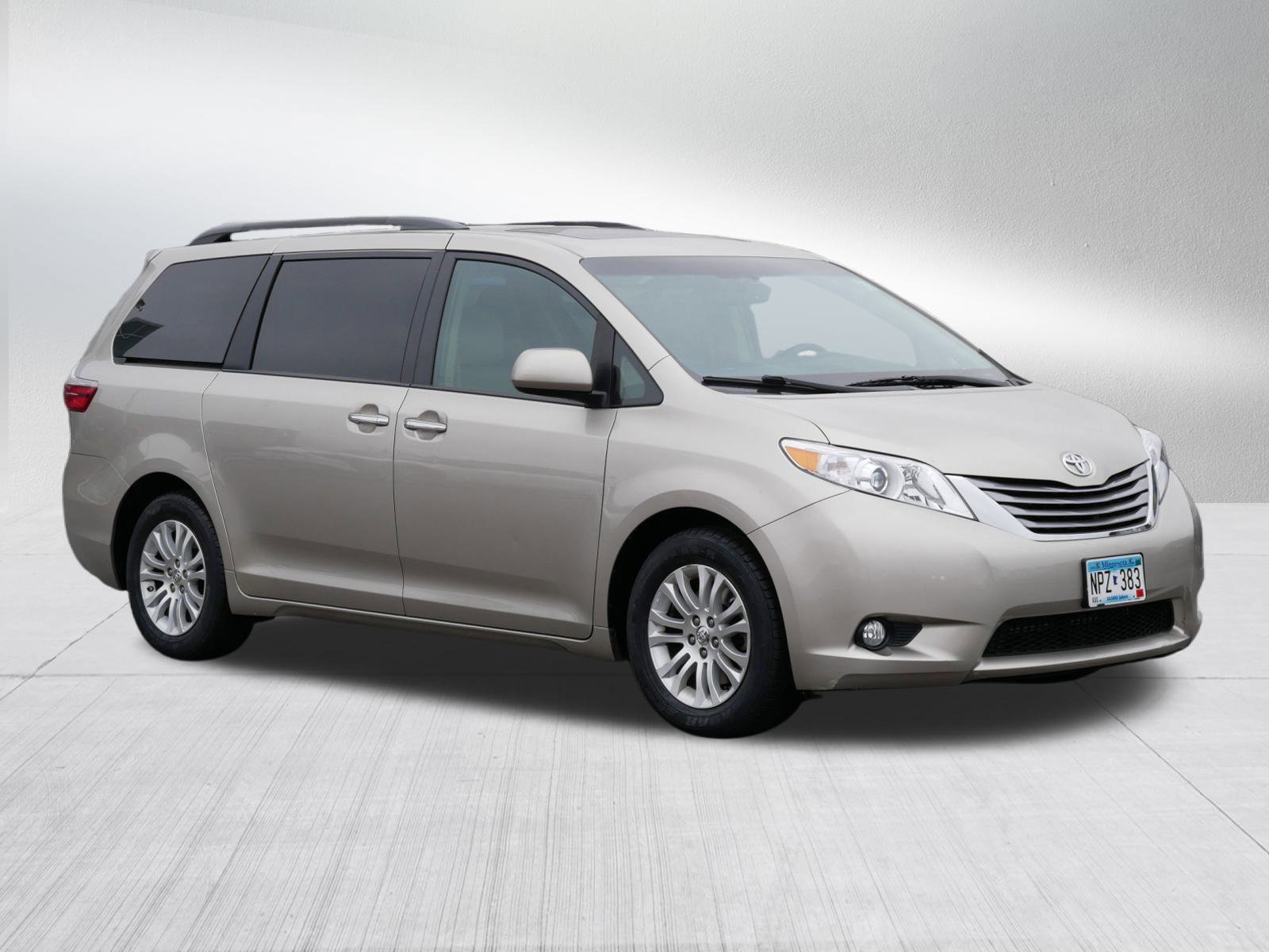 2015 Toyota Sienna XLE's photo