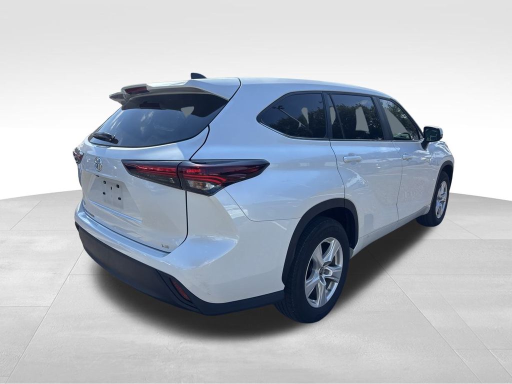 2024 Toyota Highlander LE photo 4