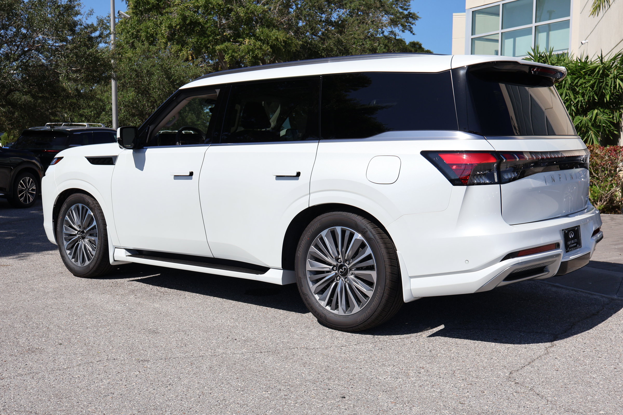 2026 Infiniti QX80 Luxe photo 6