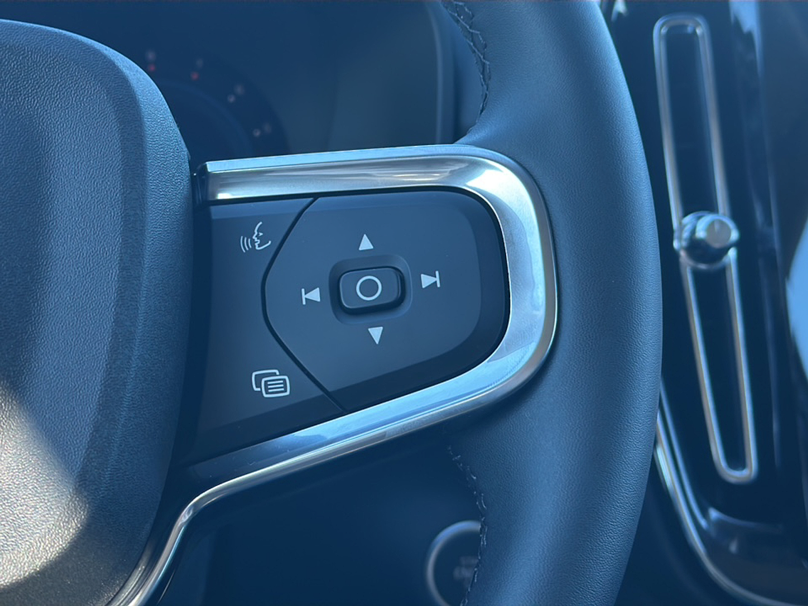 2025 Volvo XC40 photo 10