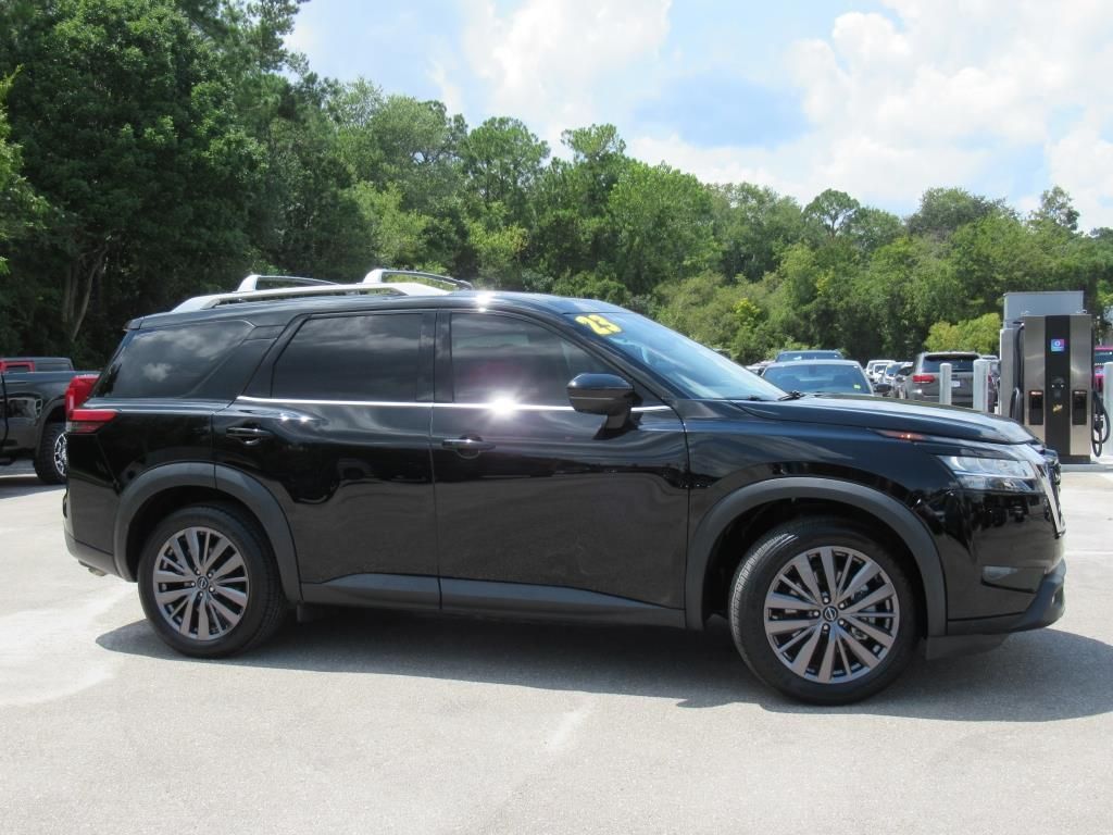 2023 Nissan Pathfinder SL photo 2