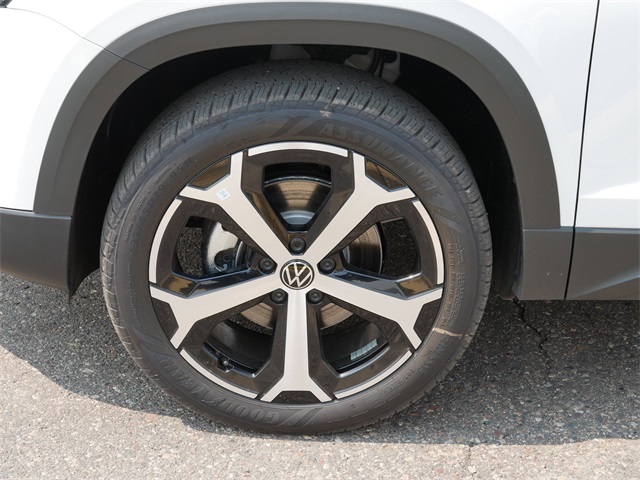 2025 Volkswagen Taos SEL photo 4