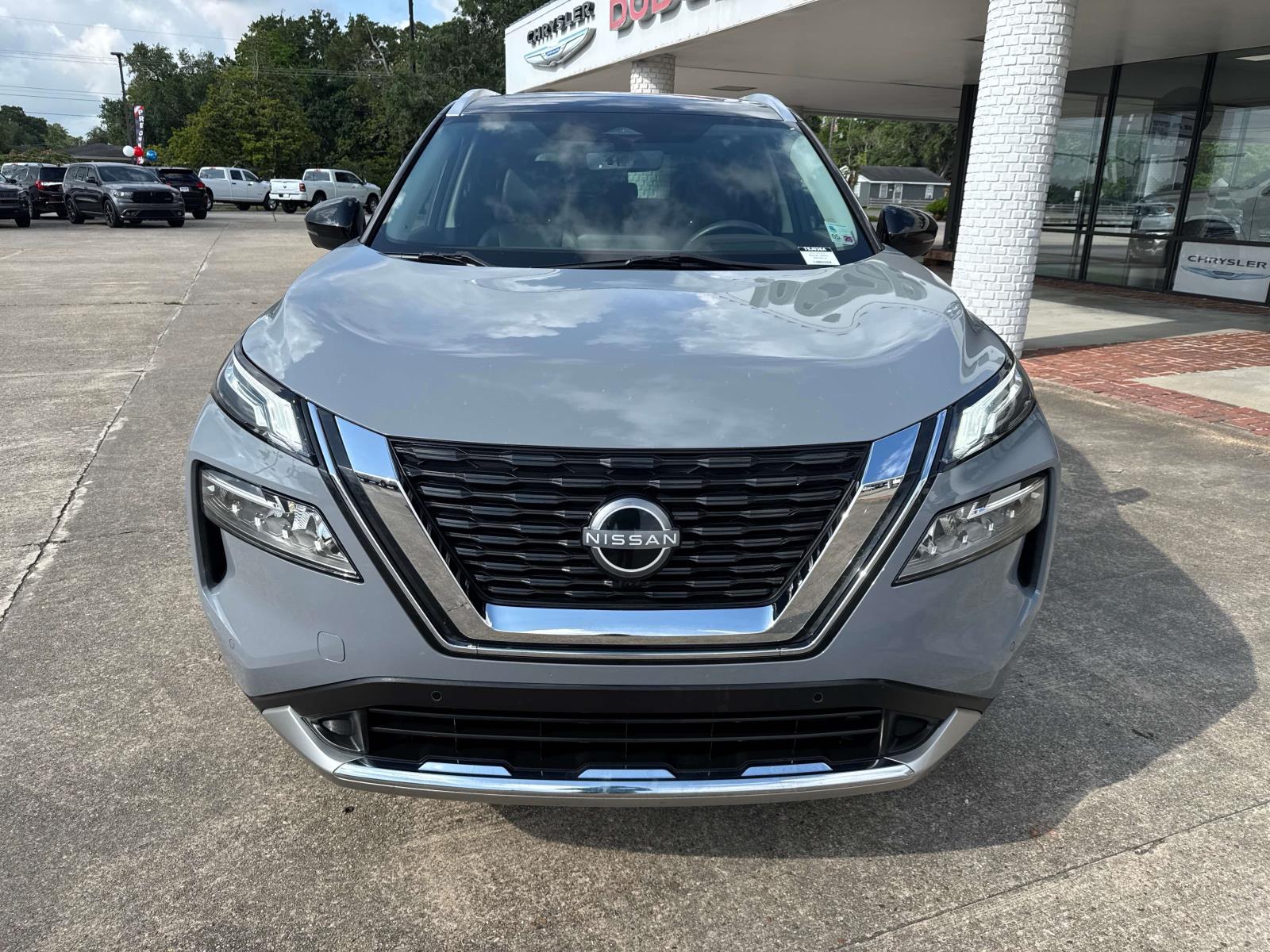 2023 Nissan Rogue Platinum photo 2