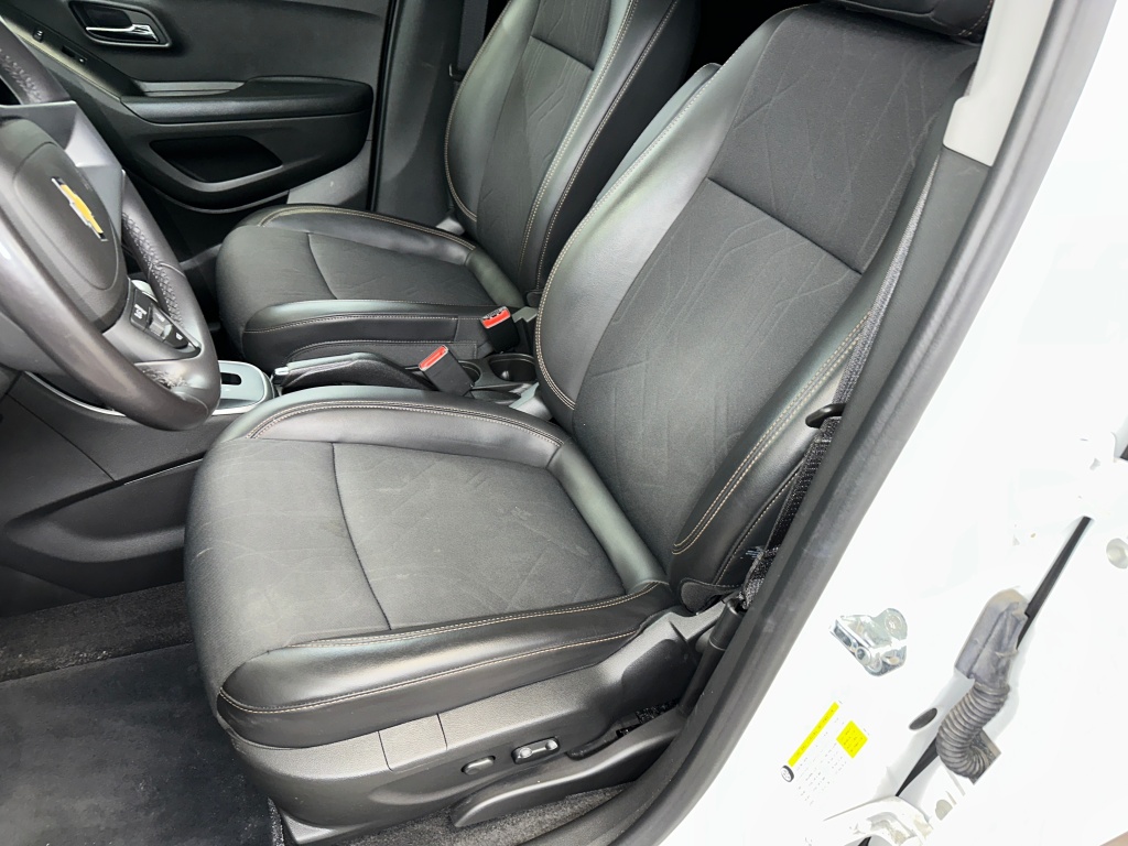 2022 Chevrolet Trax LT photo 2