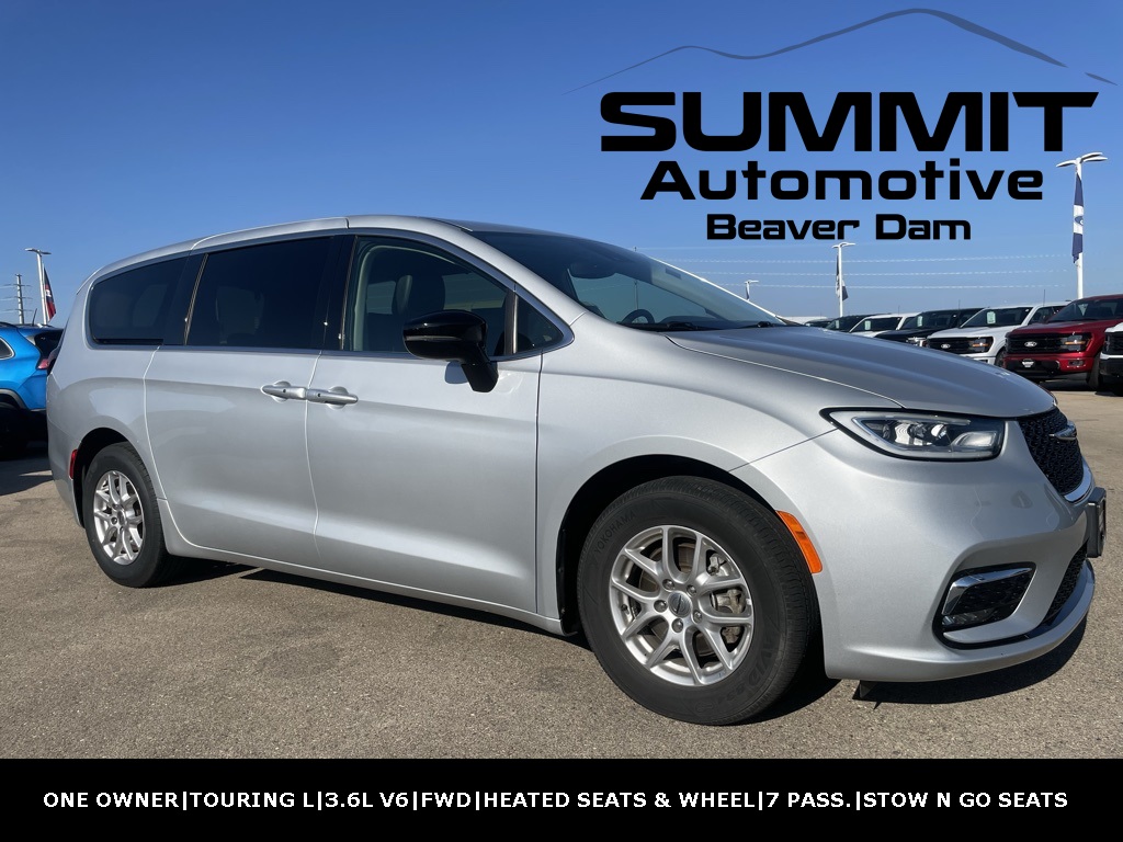 2024 Chrysler Pacifica Touring L's photo