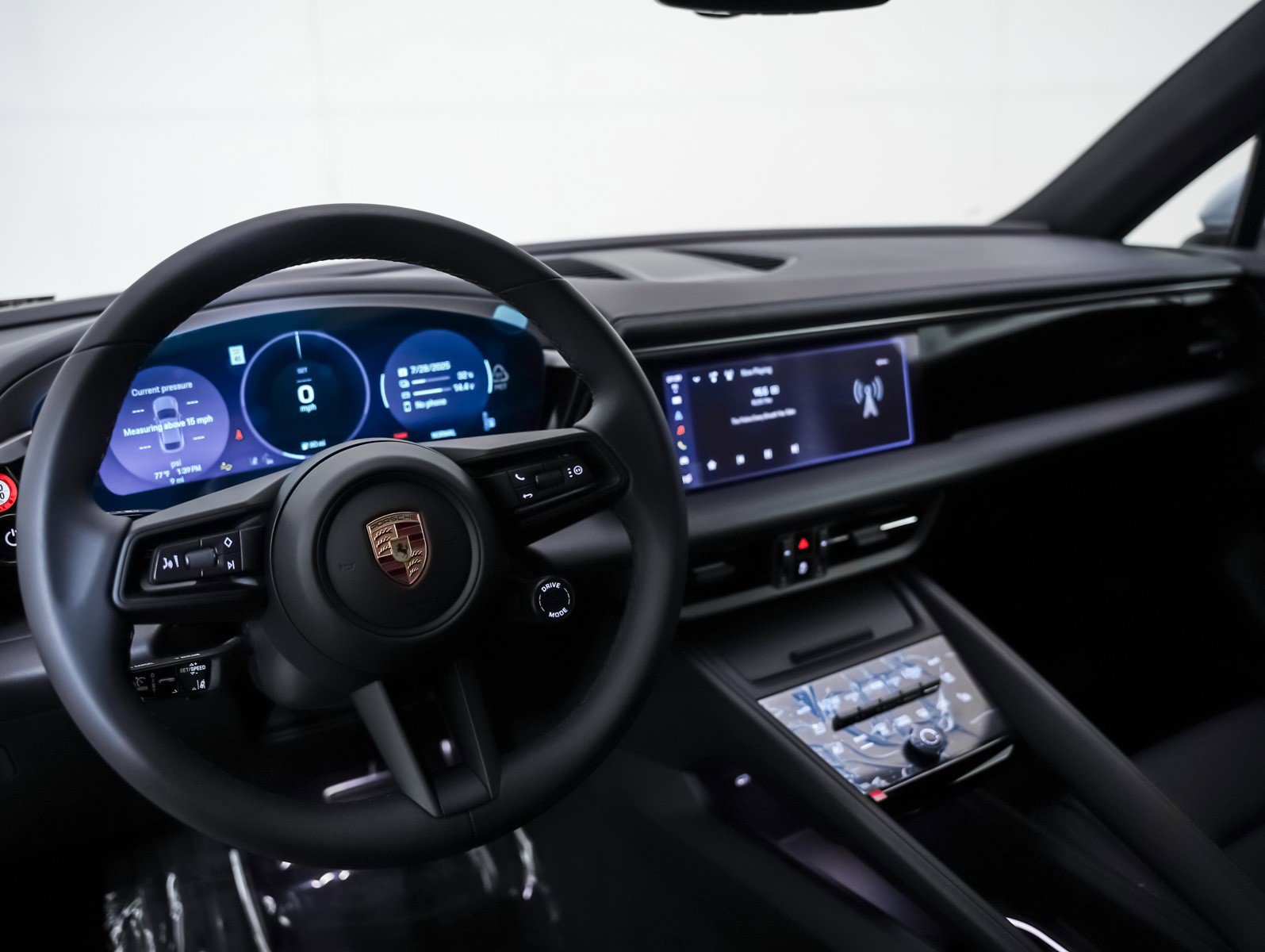 2025 Porsche Macan Electric photo 4