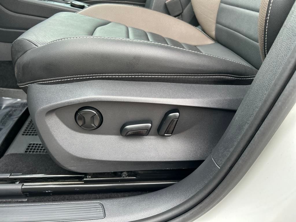 2023 Volkswagen Taos SEL photo 15