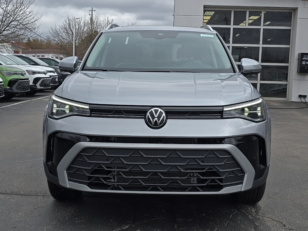 2025 Volkswagen Taos SE photo 2