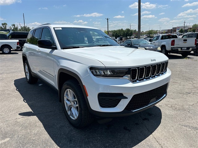 2025 Jeep Grand Cherokee Laredo photo 3