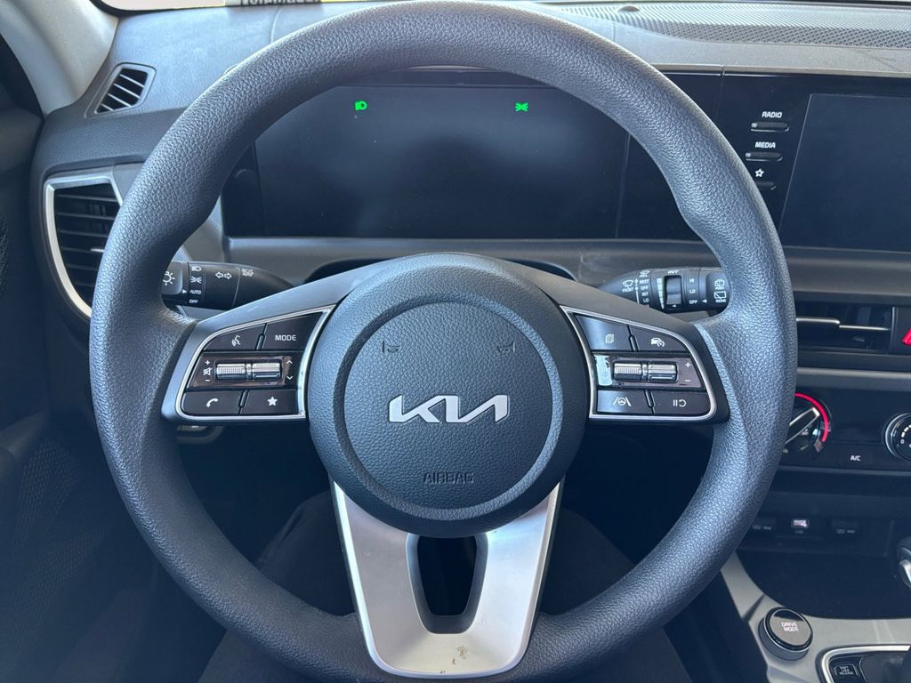 2025 Kia Seltos LX photo 12