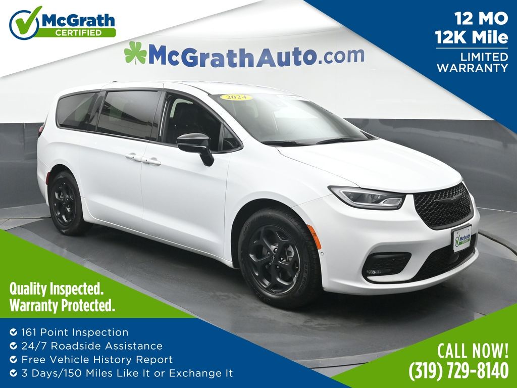 2024 Chrysler Pacifica PHEV Select's photo