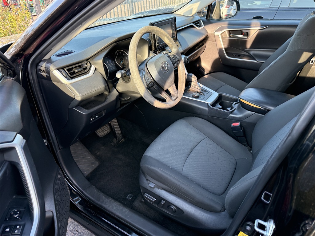 2020 Toyota RAV4 Hybrid XLE photo 2