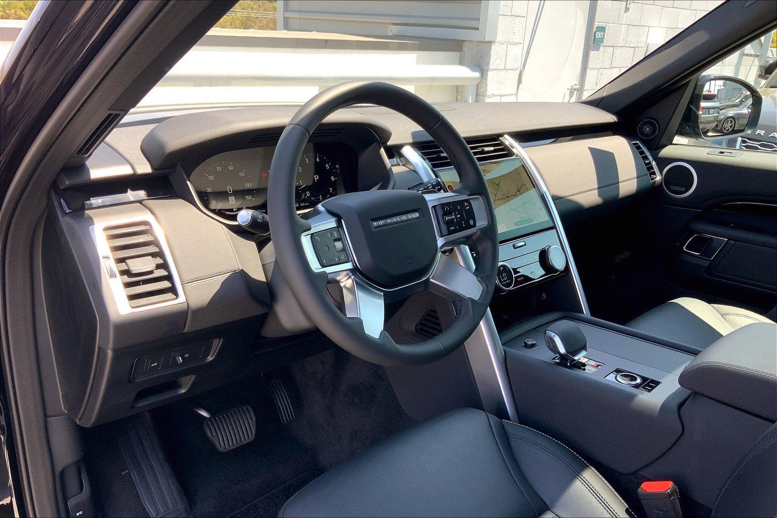 2025 Land Rover Discovery S photo 4