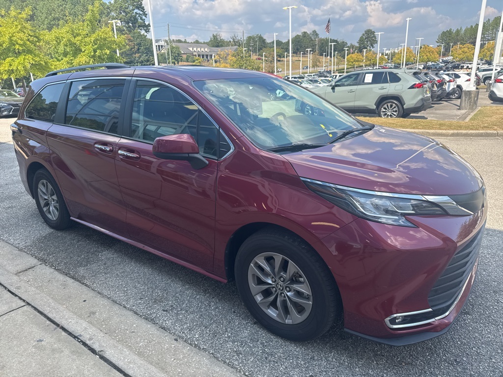 2022 Toyota Sienna XLE photo 4