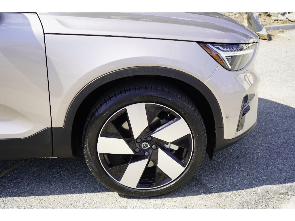 2023 Volvo XC40 P8 Ultimate photo 3