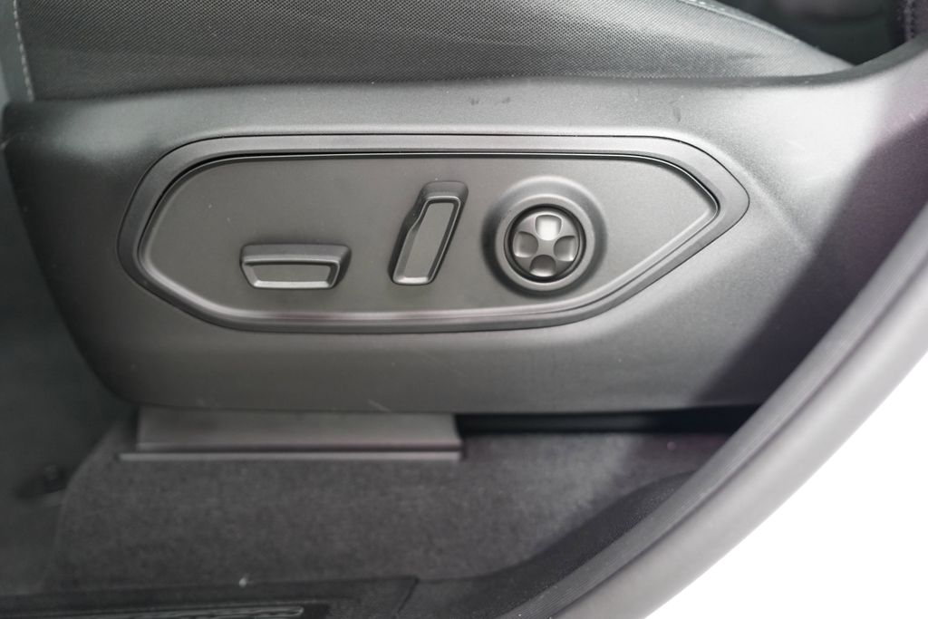 Used 2025 White Jeep Laredo image 11