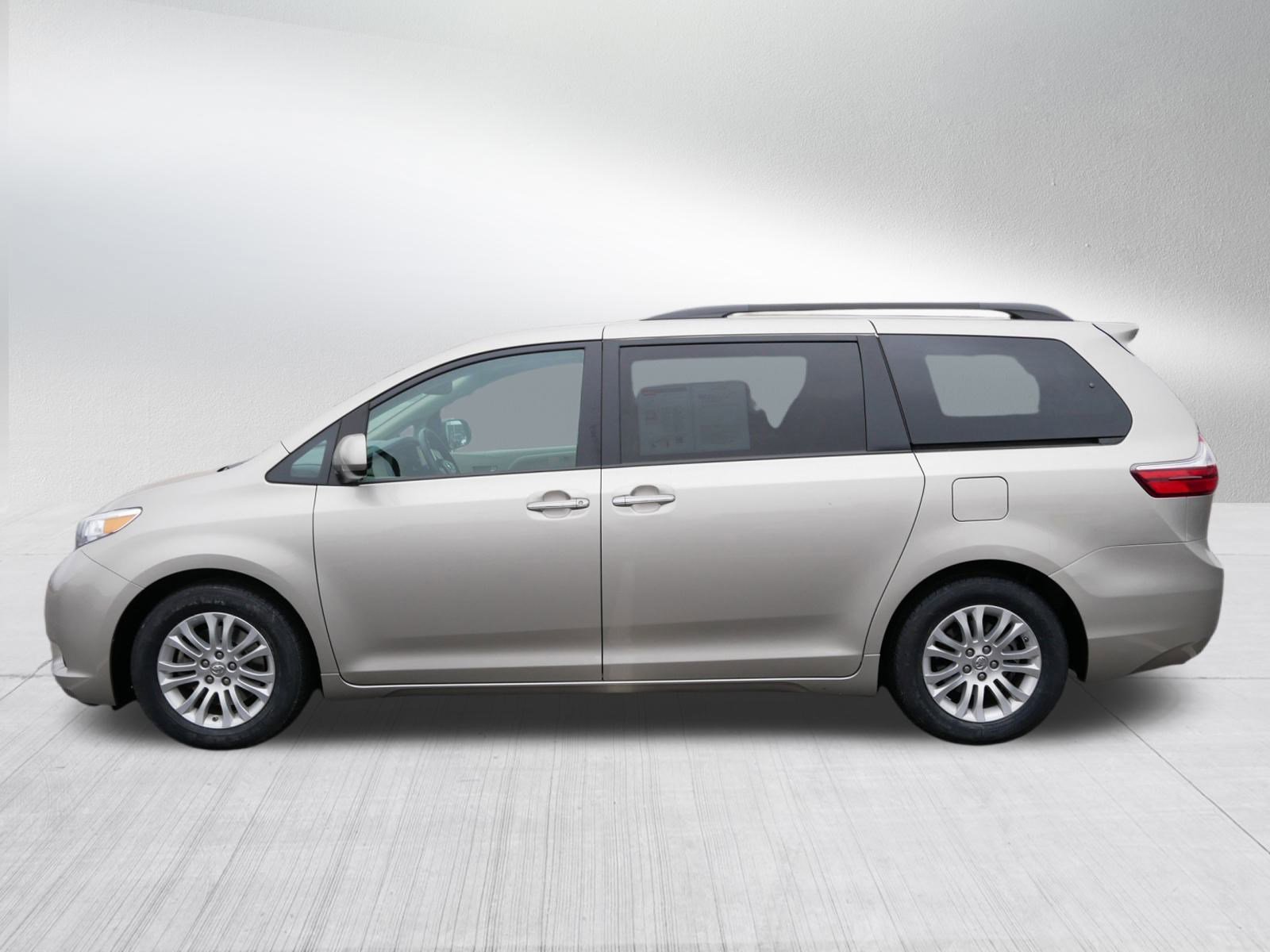 2015 Toyota Sienna XLE photo 4