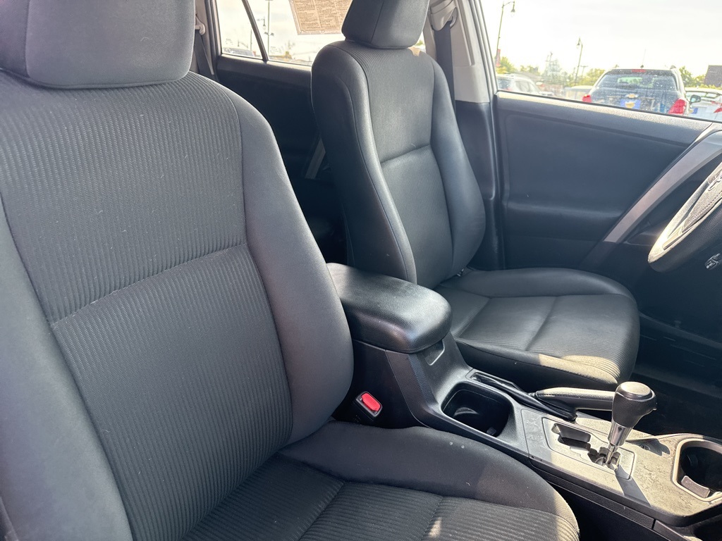 2017 Toyota RAV4 LE photo 32