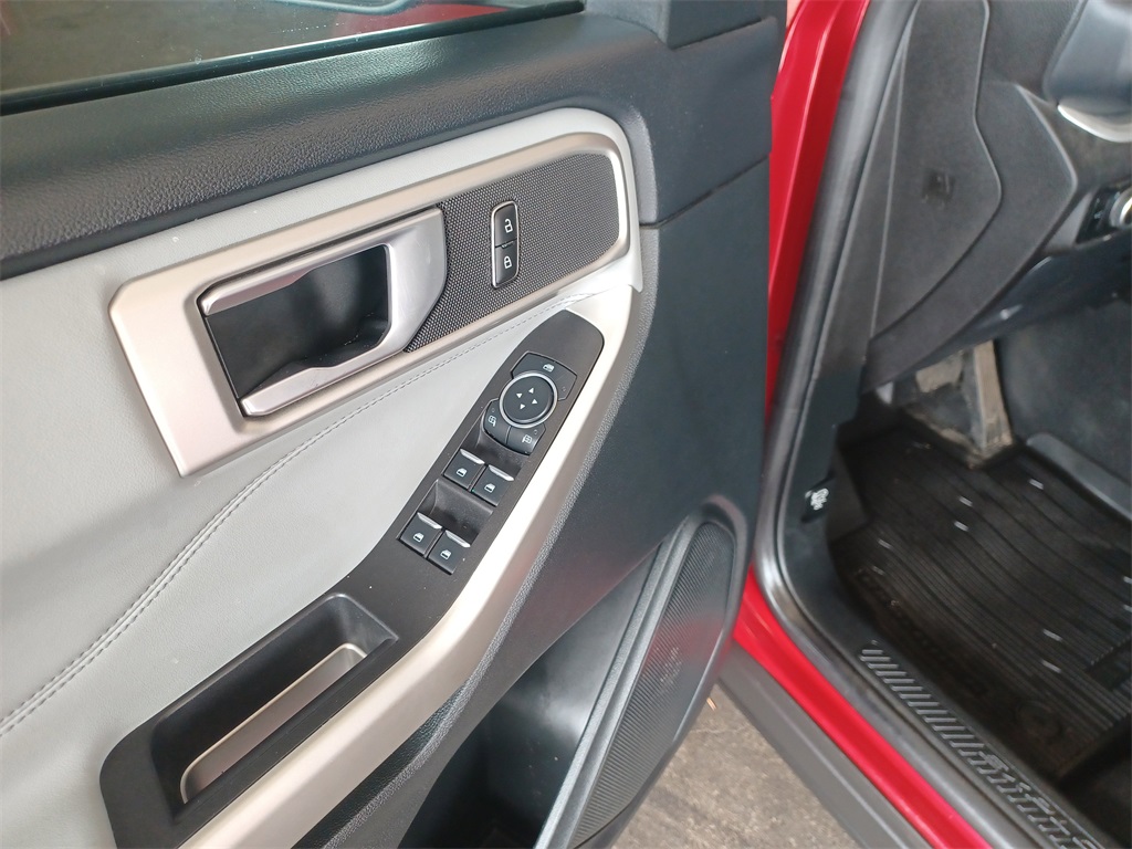 2023 Ford Explorer XLT photo 9