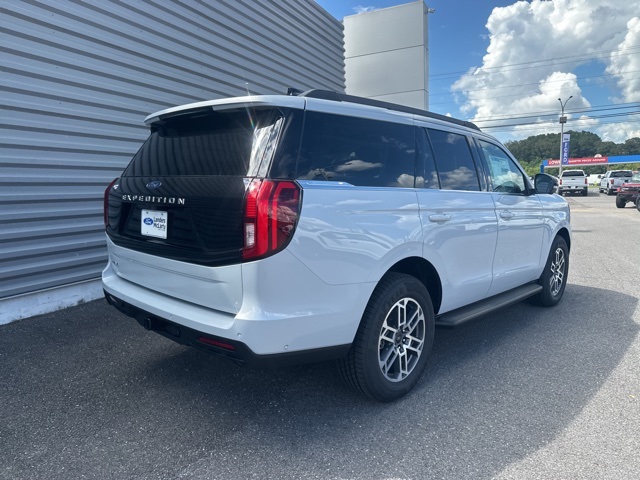 2025 Ford Expedition photo 3