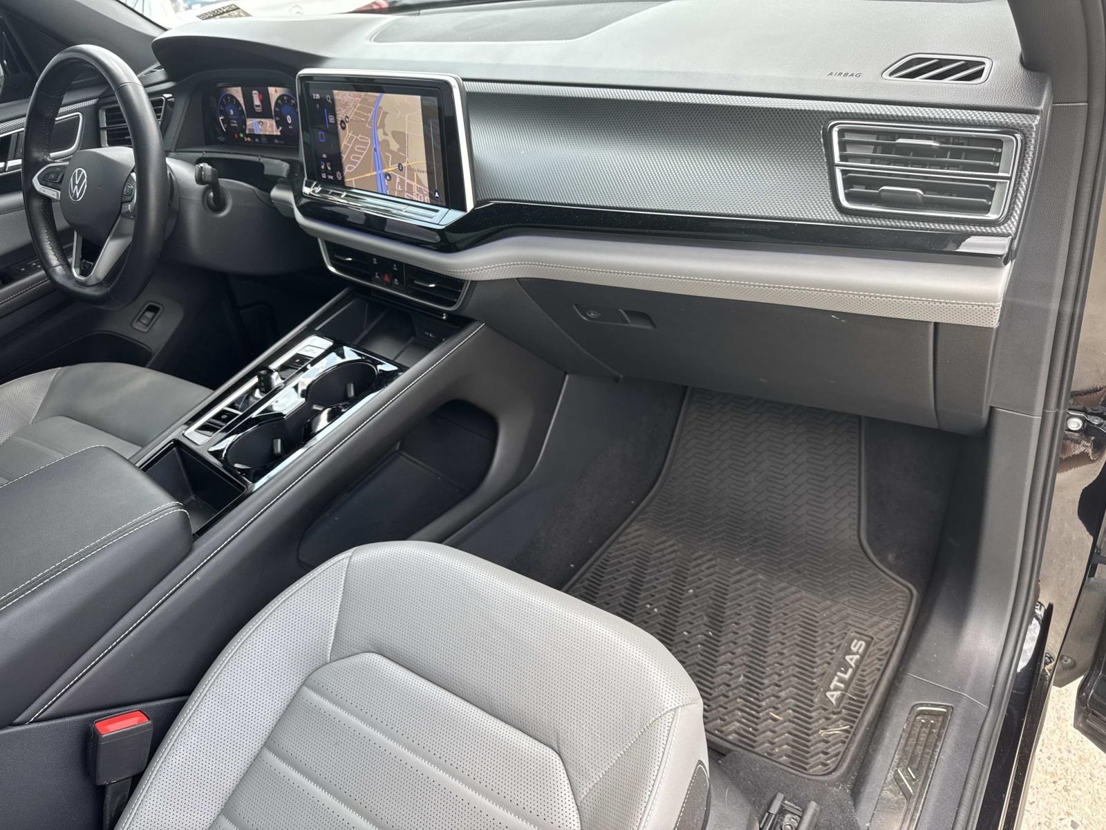 2024 Volkswagen Atlas Cross Sport SEL R-Line photo 10