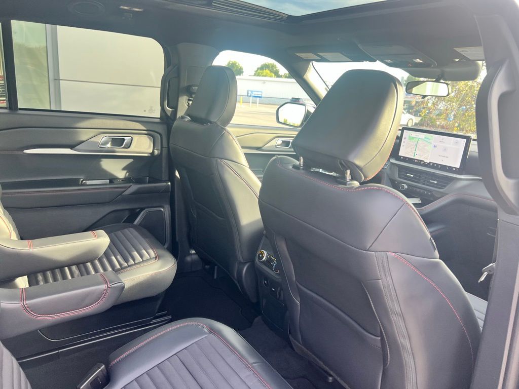 2025 Ford Explorer ST-Line photo 30