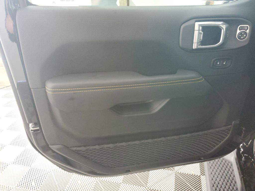2025 Jeep Wrangler Sahara photo 23