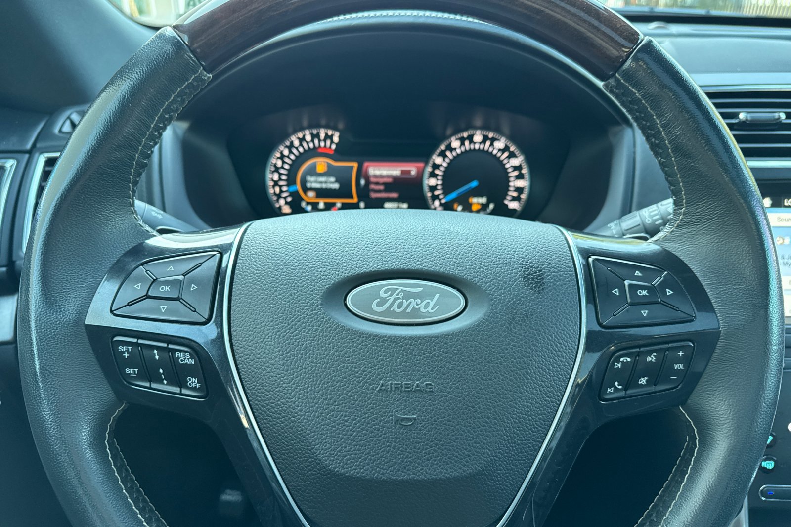 2017 Ford Explorer Platinum photo 22