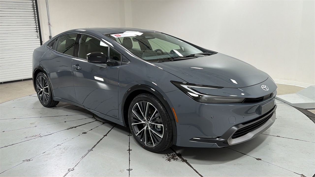 2025 Toyota Prius XLE photo 3