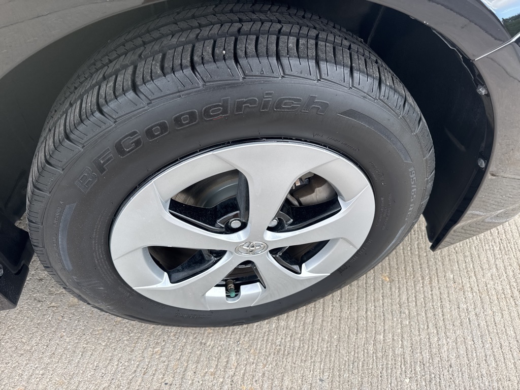 2015 Toyota Prius Four photo 9