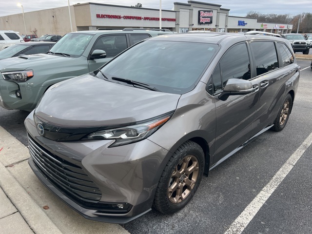 2024 Toyota Sienna Platinum's photo
