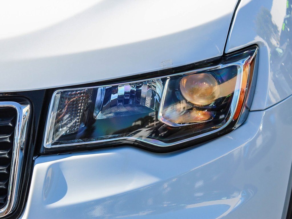 2018 Jeep Grand Cherokee Laredo photo 2