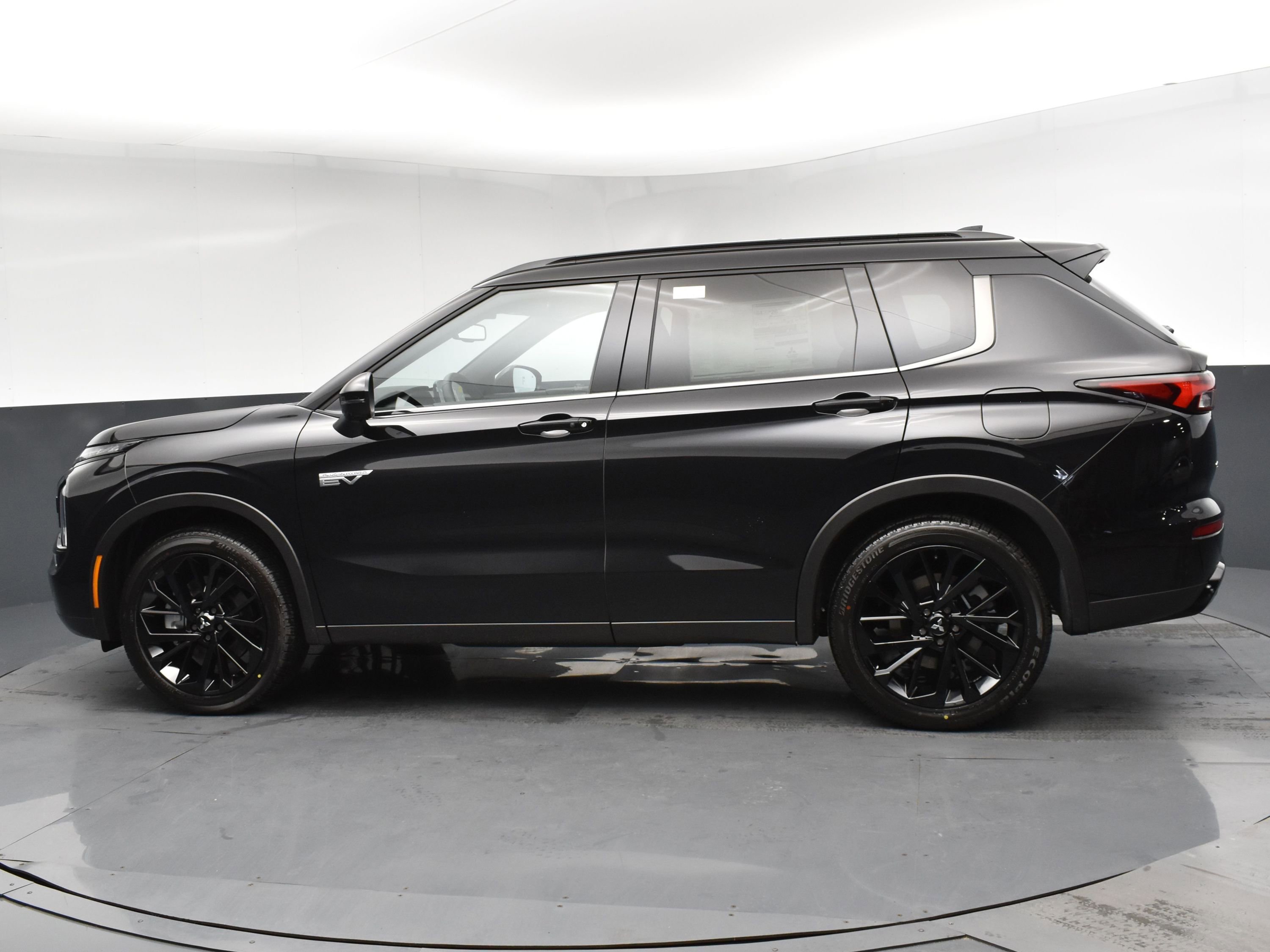 2025 Mitsubishi Outlander PHEV SEL Black Edition photo 4