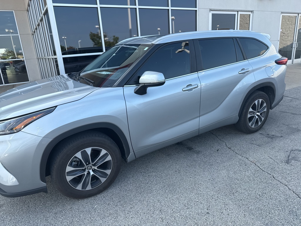 2023 Toyota Highlander Hybrid XLE photo 3