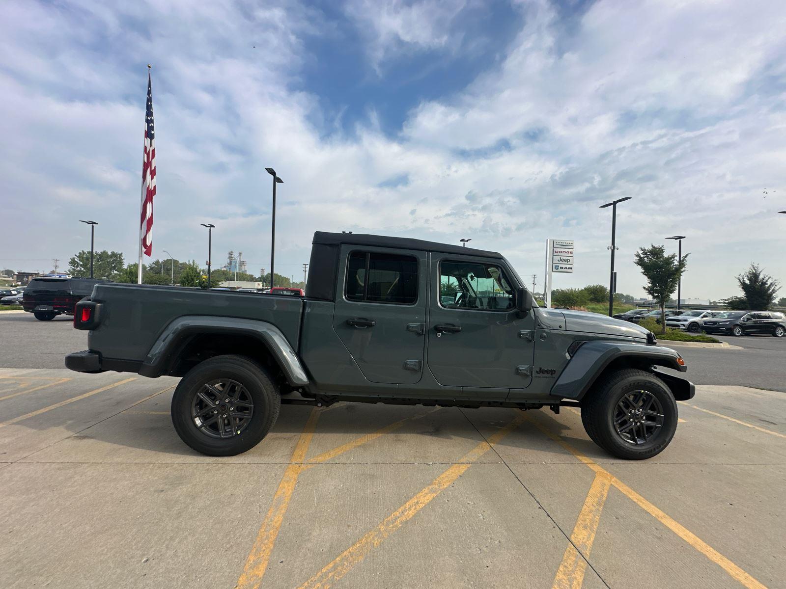 2025 Jeep Gladiator Sport S photo 5