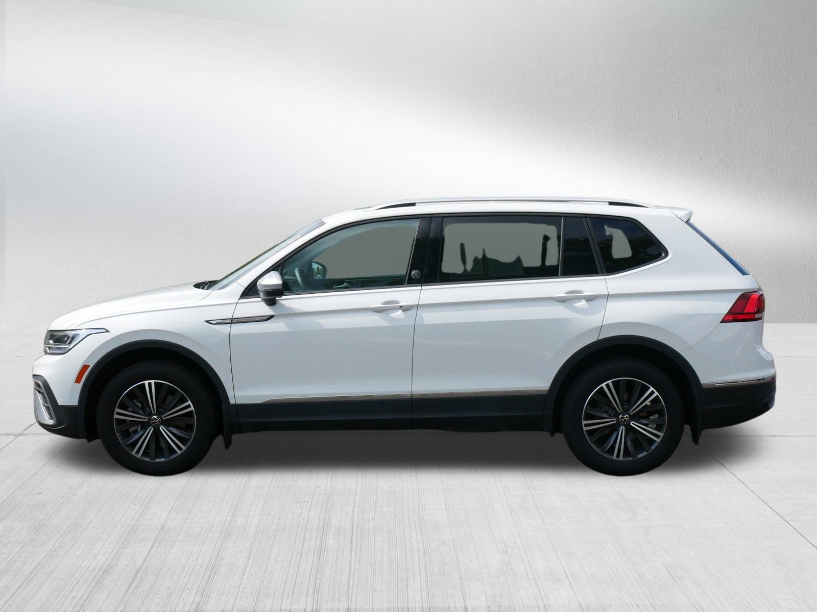2024 Volkswagen Tiguan Wolfsburg Edition photo 3