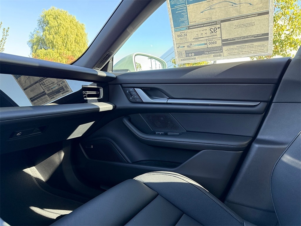 2025 Porsche Taycan photo 27