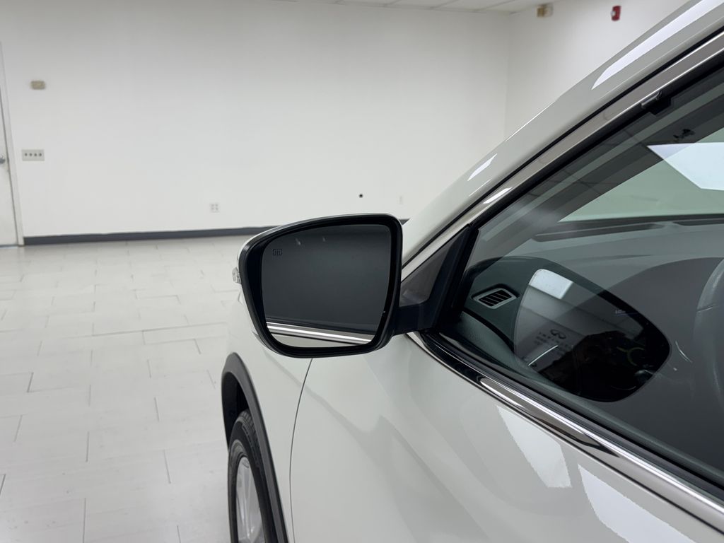 2020 Nissan Rogue SV photo 26