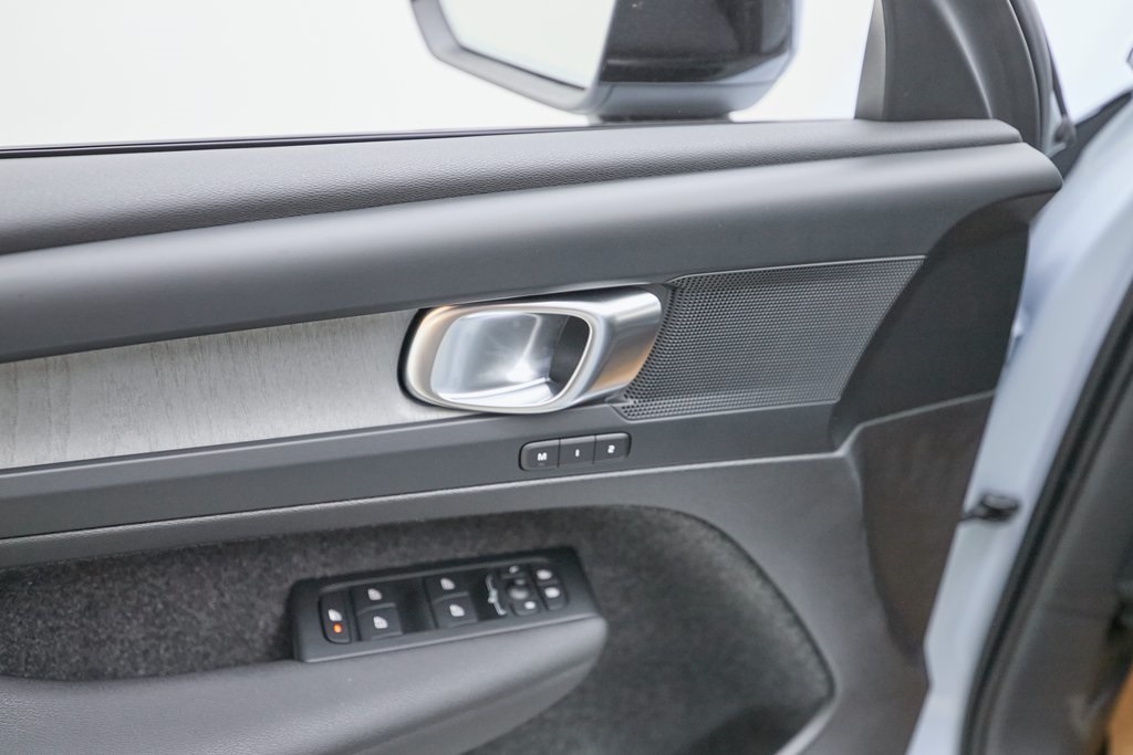 2026 VOLVO XC40 - Image 10