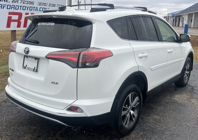 2017 Toyota RAV4 XLE photo 4