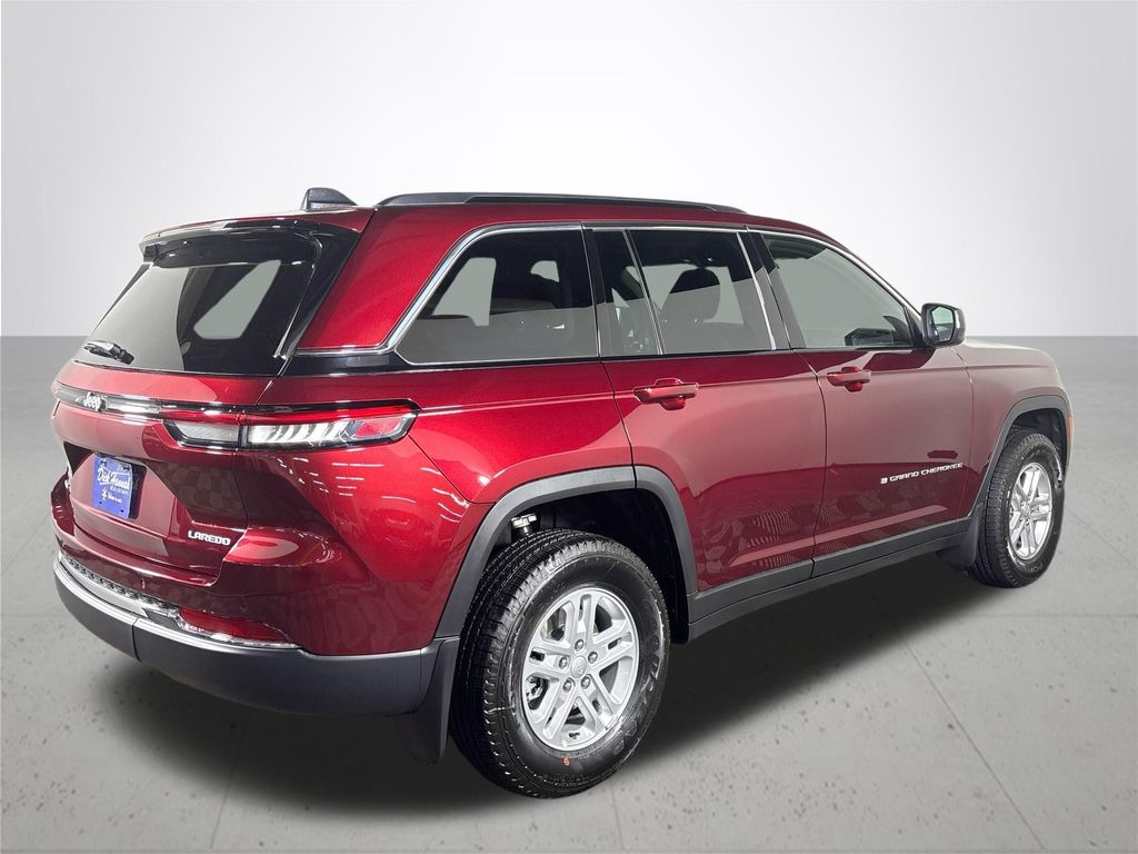 2025 Jeep Grand Cherokee Laredo photo 3