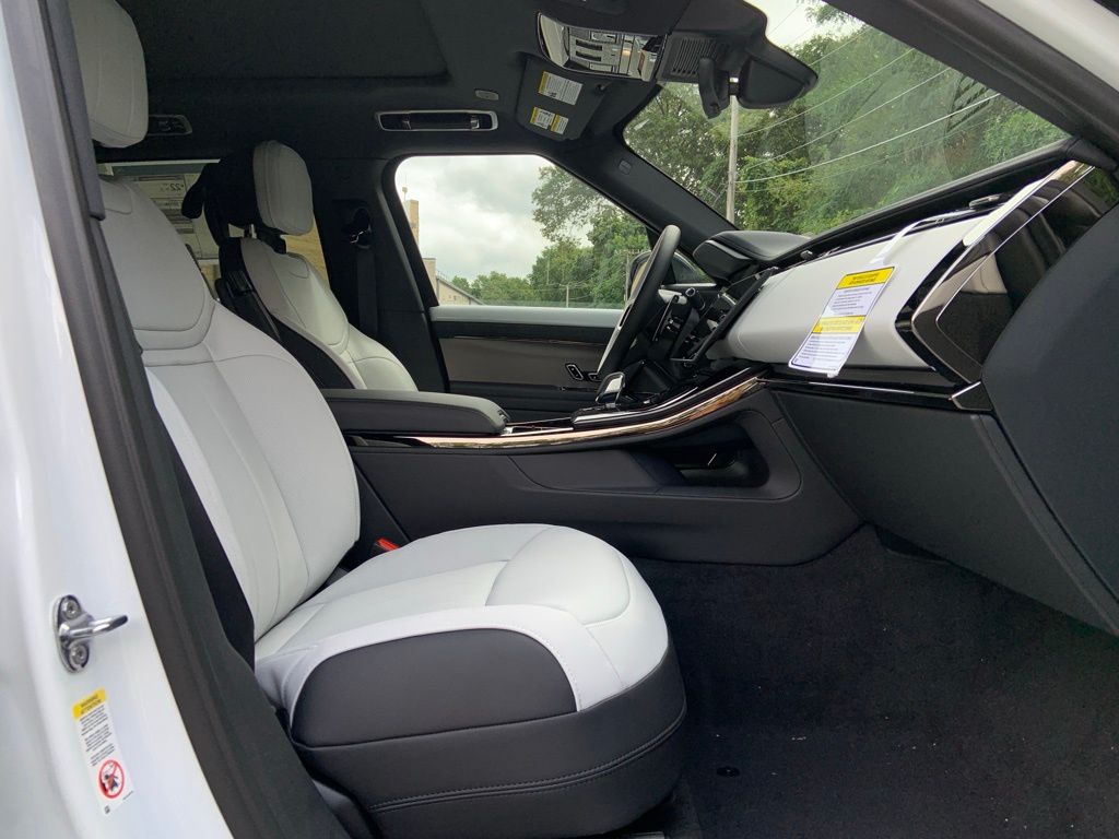 2025 Land Rover Range Rover Sport SE photo 15