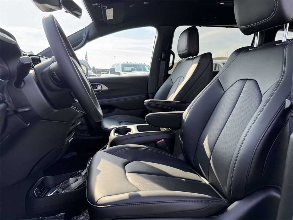 2026 Chrysler Voyager LX photo 13