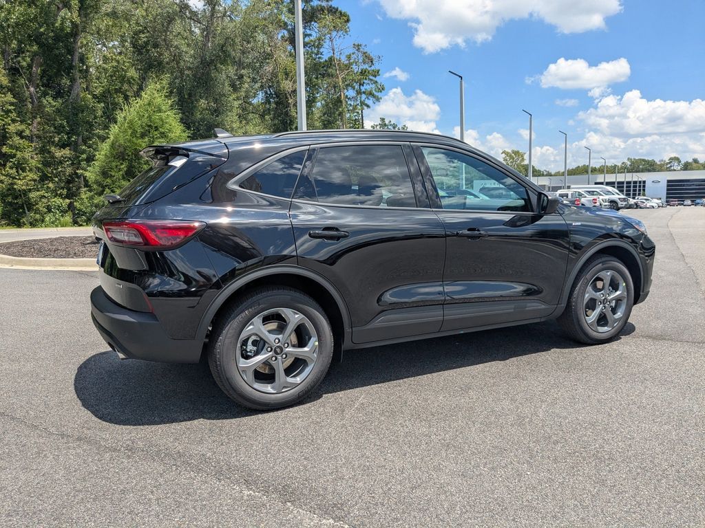 2025 Ford Escape ST-Line photo 4